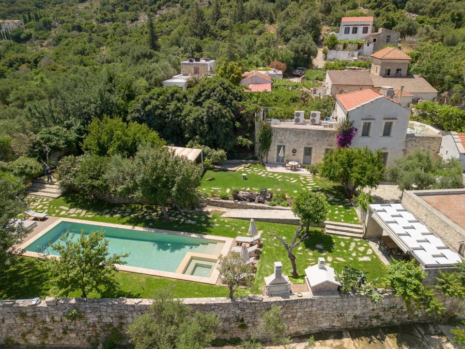 Property building, Spring, Day, Natural landscape, Bird's eye view, Garden, Garden view, Pool view, Swimming pool, sunbed