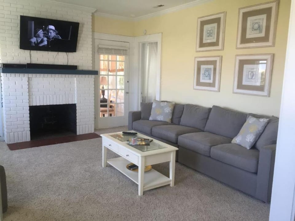 Shoreline Cottage - Oceanfront - North End VB House in Virginia Beach