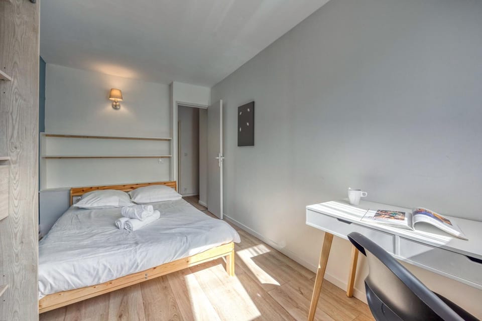 Bed, Photo of the whole room, Bedroom, hair dresser, towels