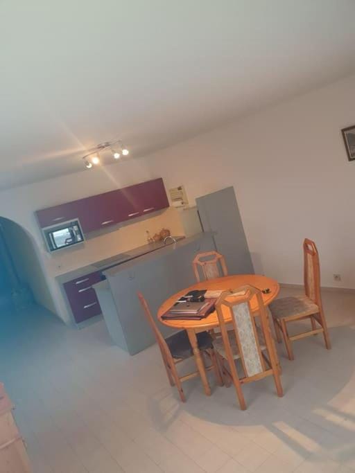 Kitchen or kitchenette, Seating area, Dining area, pet friendly, stove