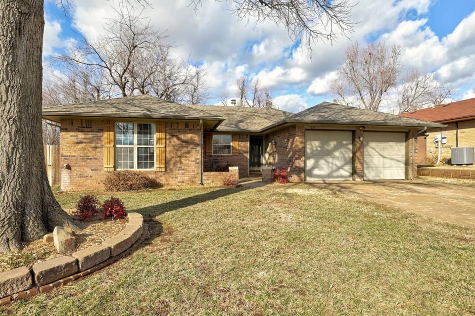 Family Home 5 Beds 3 Baths By Oc House in Edmond