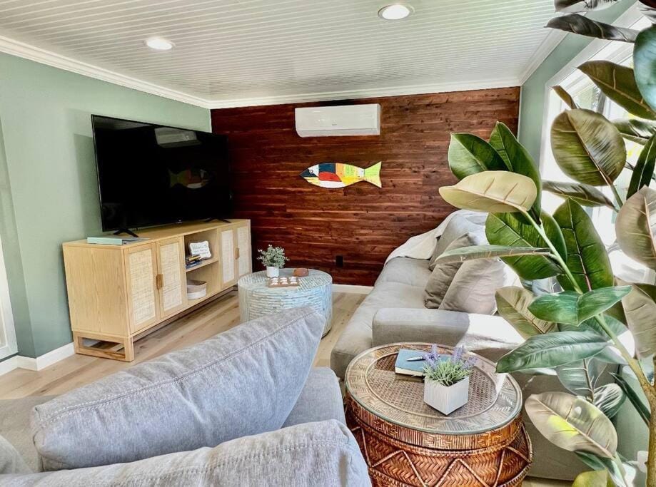 Sea la Vie - Beach Town Charm House in Cocoa Beach