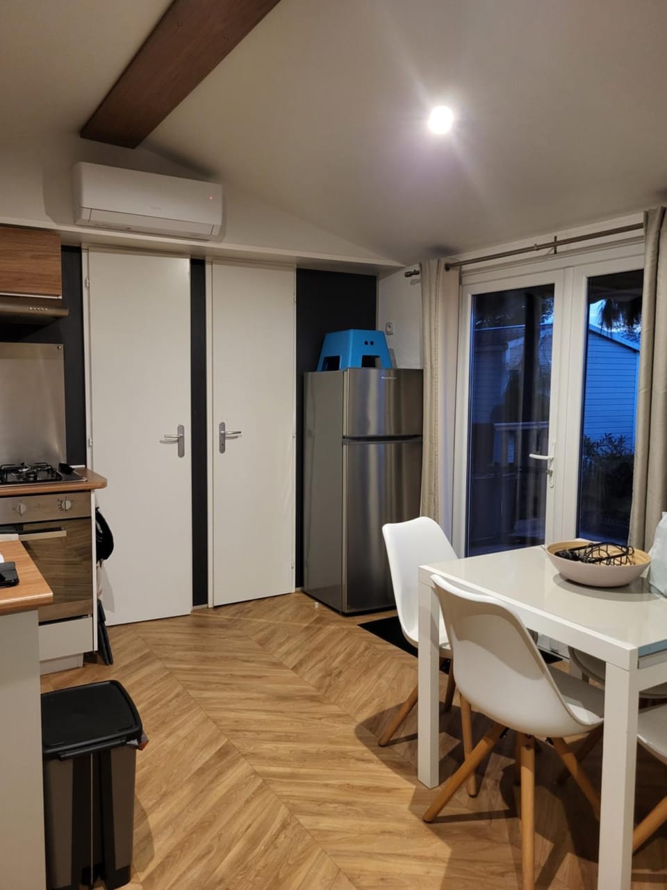 Facade/entrance, Dining area