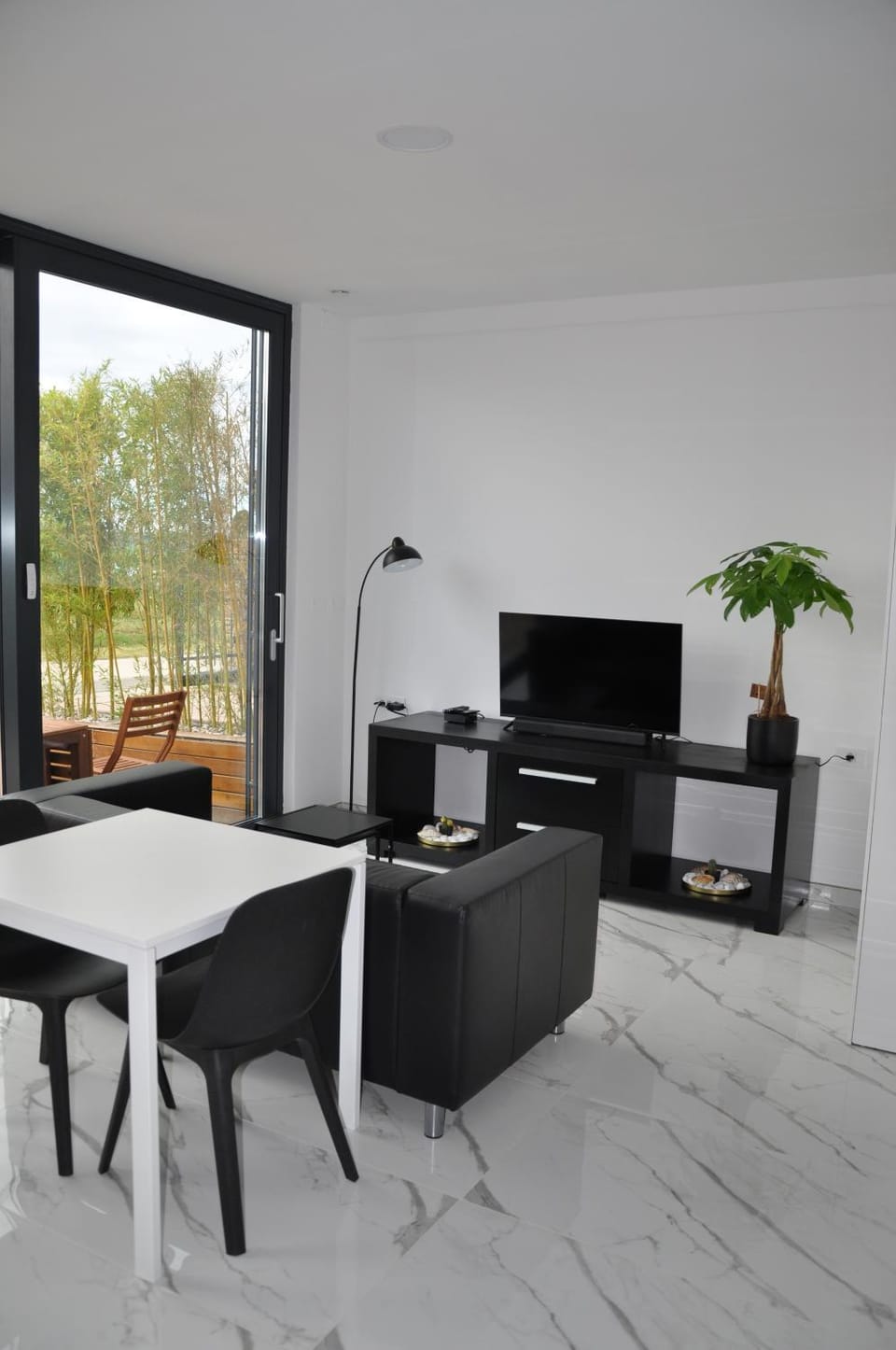 Communal lounge/ TV room, TV and multimedia, Seating area, Dining area