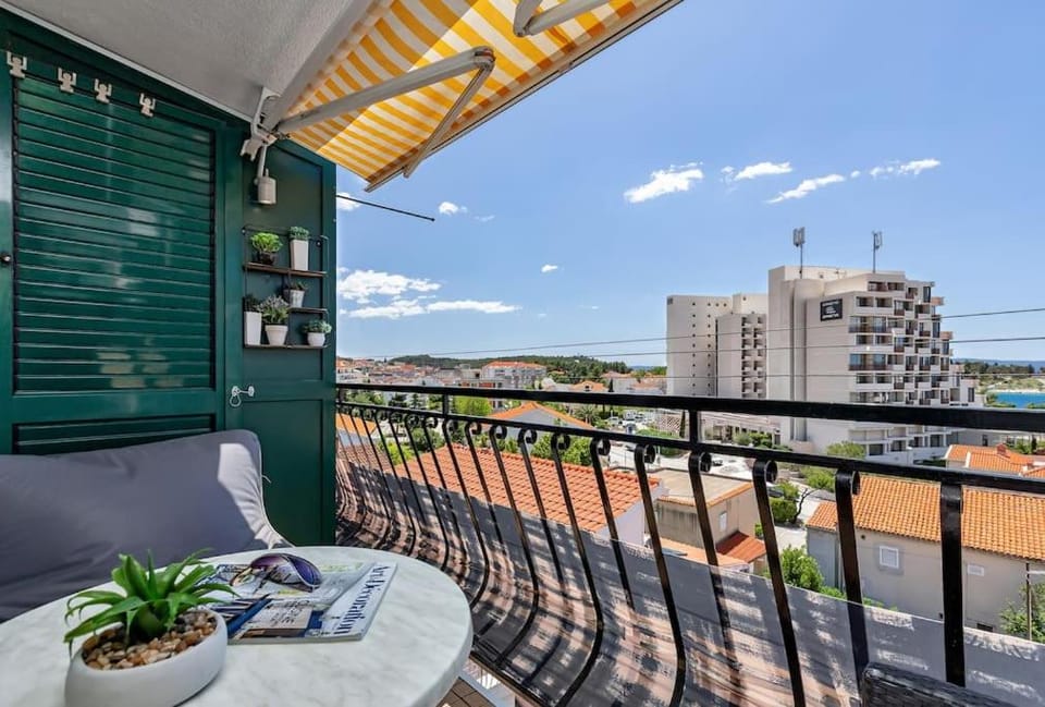 View (from property/room), Balcony/Terrace, Seating area, City view