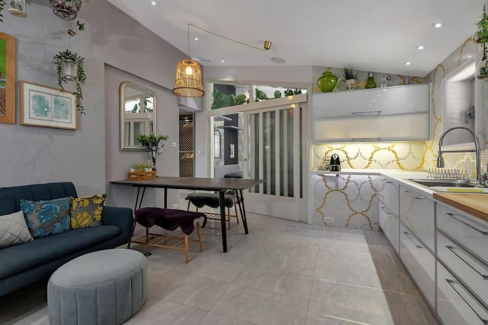 Kitchen or kitchenette, Living room, Seating area, Dining area