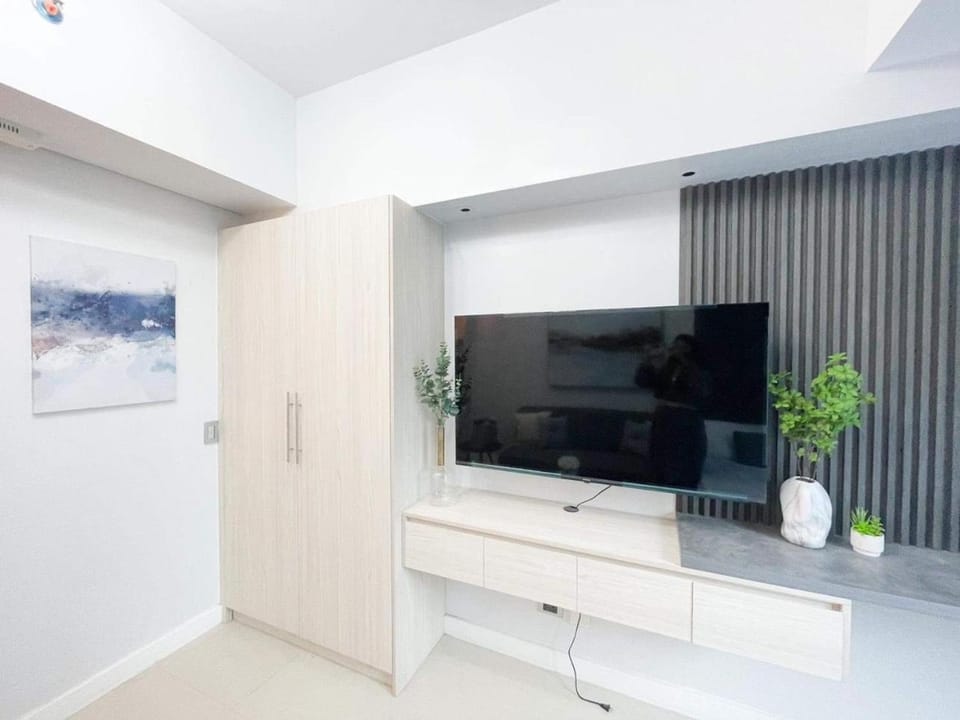 TV and multimedia, Evening entertainment, wardrobe