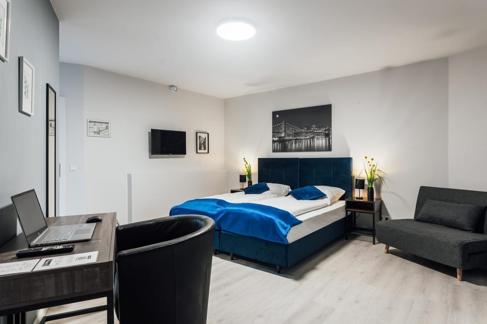 Bed, TV and multimedia, Seating area, hair dresser