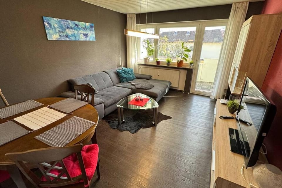 TV and multimedia, Living room, Seating area, Dining area