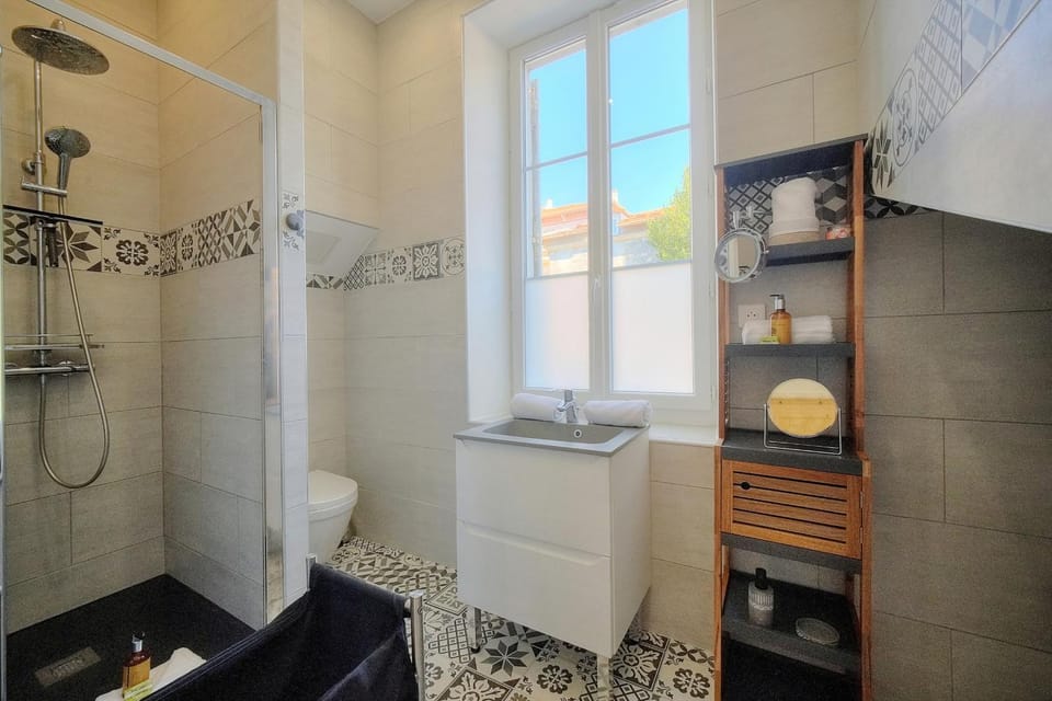 Shower, Toilet, Bathroom, towels