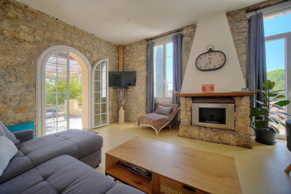 Communal lounge/ TV room, TV and multimedia, Living room, Seating area, flat iron