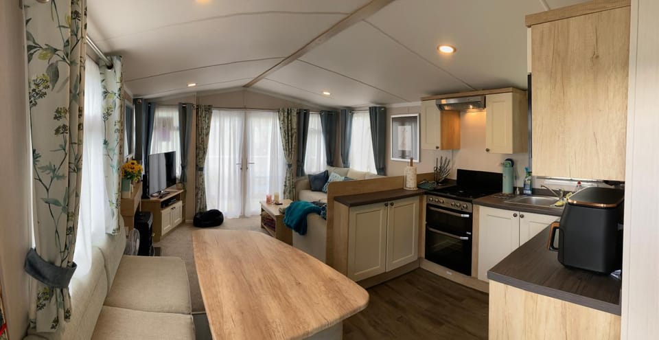 TV and multimedia, Kitchen or kitchenette, Living room, Photo of the whole room, Seating area, Dining area, pet friendly, stove