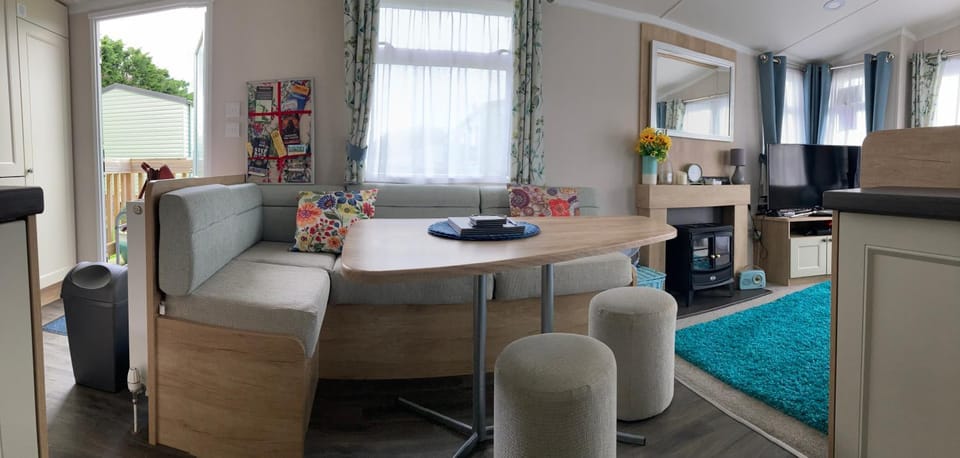 Seating area, Dining area