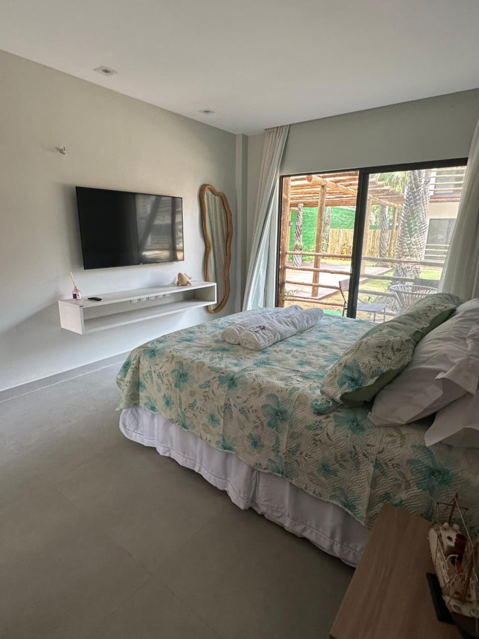 Bed, TV and multimedia, Bedroom