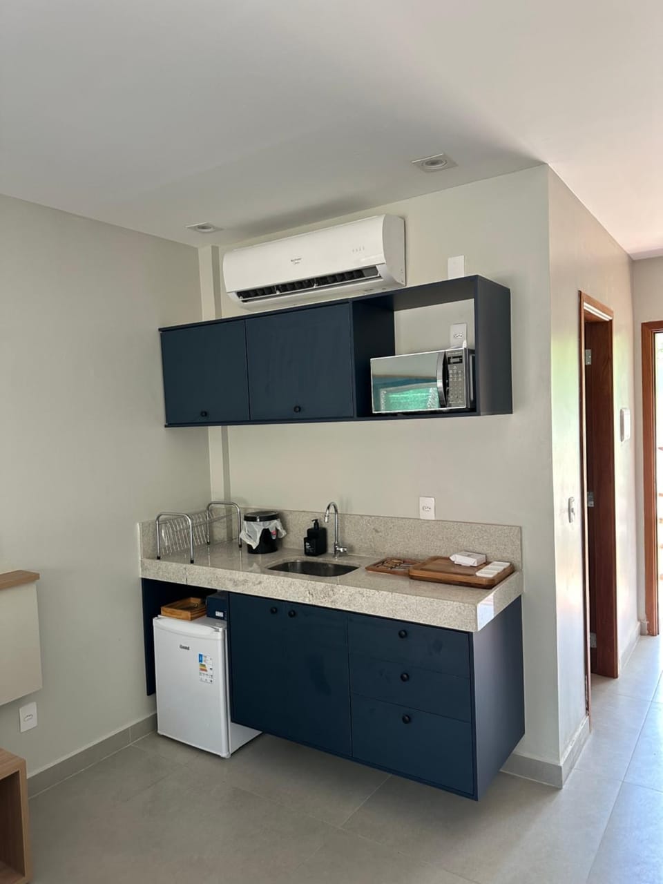Kitchen or kitchenette, minibar, oven