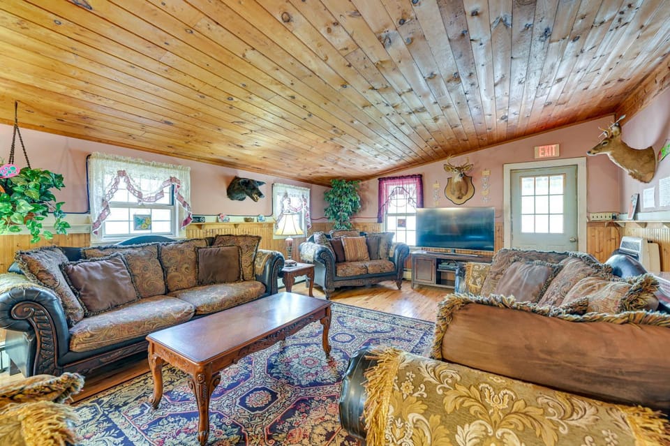 Lanesville Home w/ Pool Table, Bar & Deck! House in Shandaken