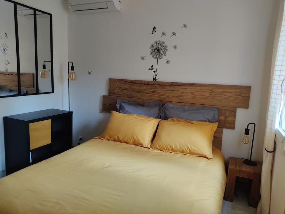 Bed, Bedroom, air conditioner