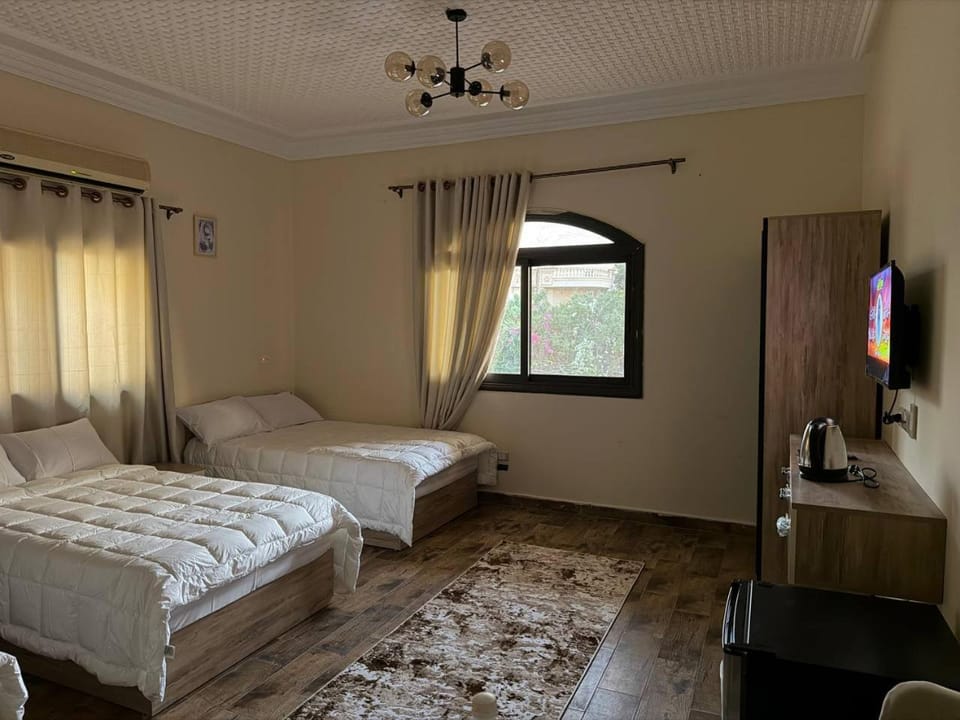 Bed, TV and multimedia, Photo of the whole room, Bedroom