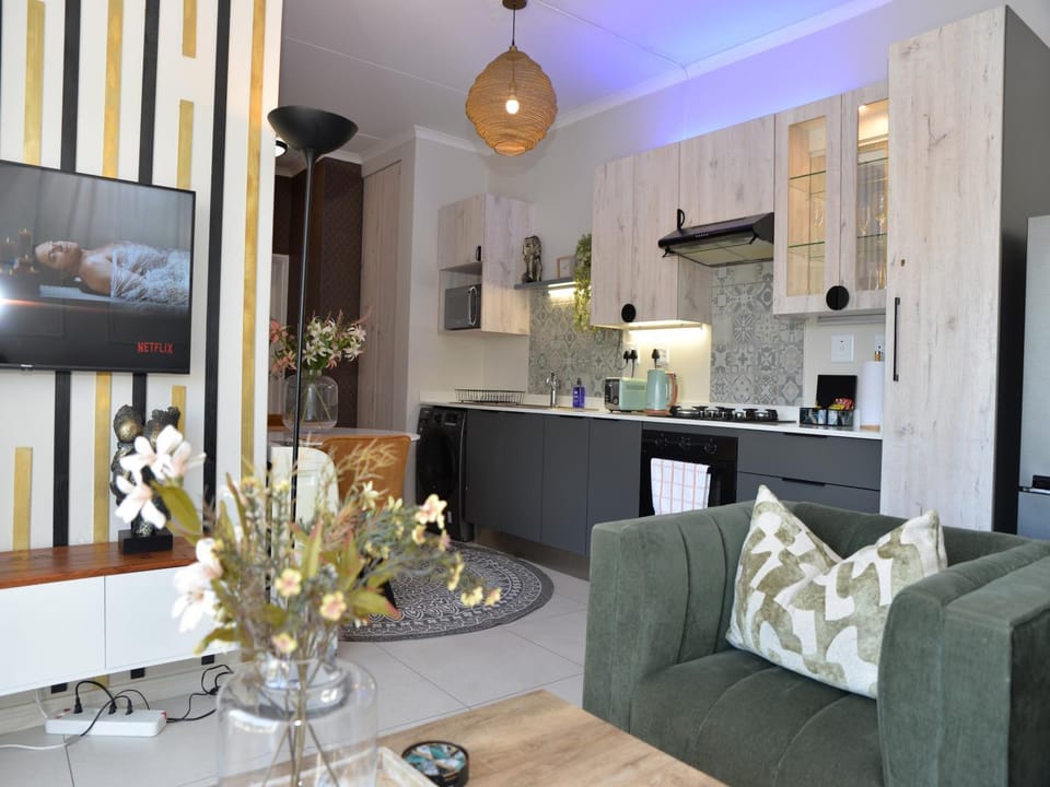 TV and multimedia, Kitchen or kitchenette, Living room, Seating area, Dining area, stove, kitchen