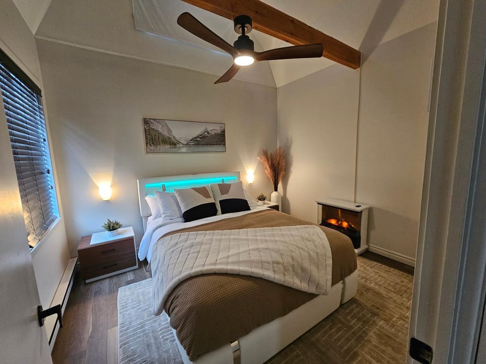 Photo of the whole room, Bedroom