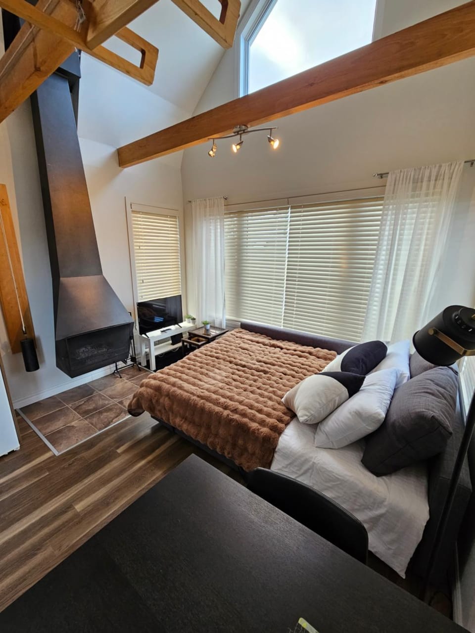 Bed, Living room