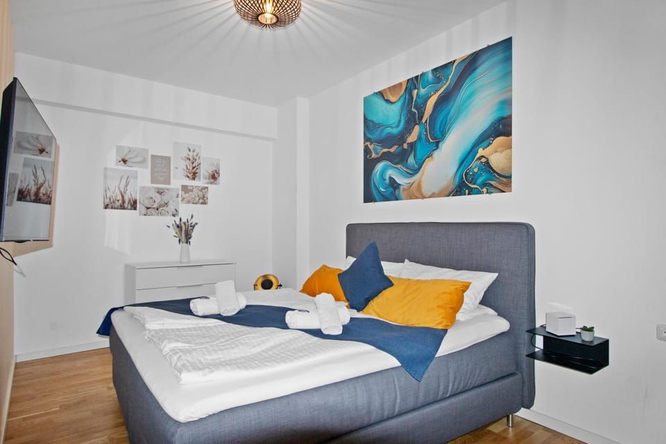 Altstadt - Exklusive 3-Zi-Wohnung für 6 Personen mit 90 qm, großer Dachterrasse, Parkplatz, WLAN Apartment in Nuremberg