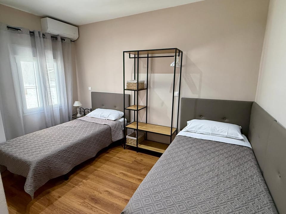 Bed, Bedroom, wardrobe, air conditioner