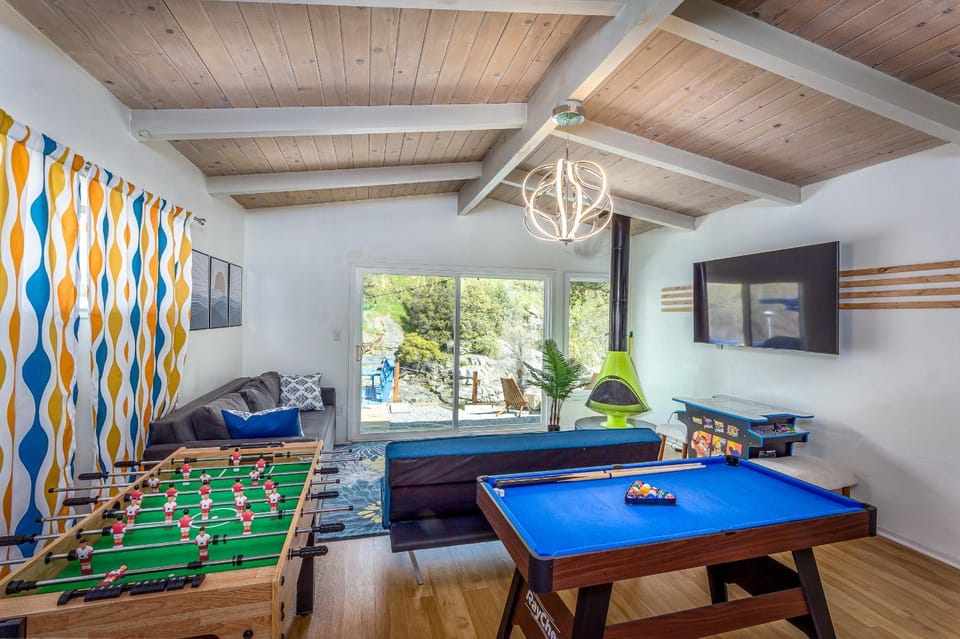 Retro House on the River ! House in Three Rivers