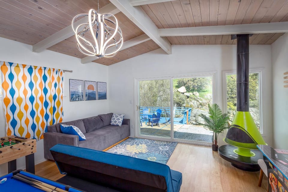 Retro House on the River ! House in Three Rivers