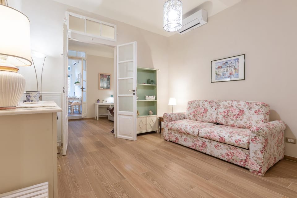 Bed, Living room, Photo of the whole room, Seating area, Bedroom, hair dresser