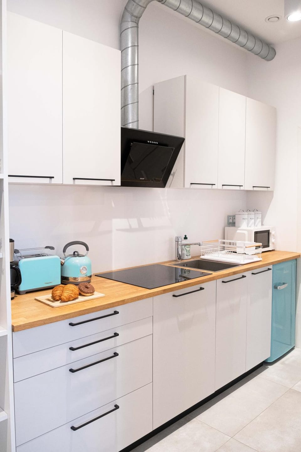 Kitchen or kitchenette, minibar, stove