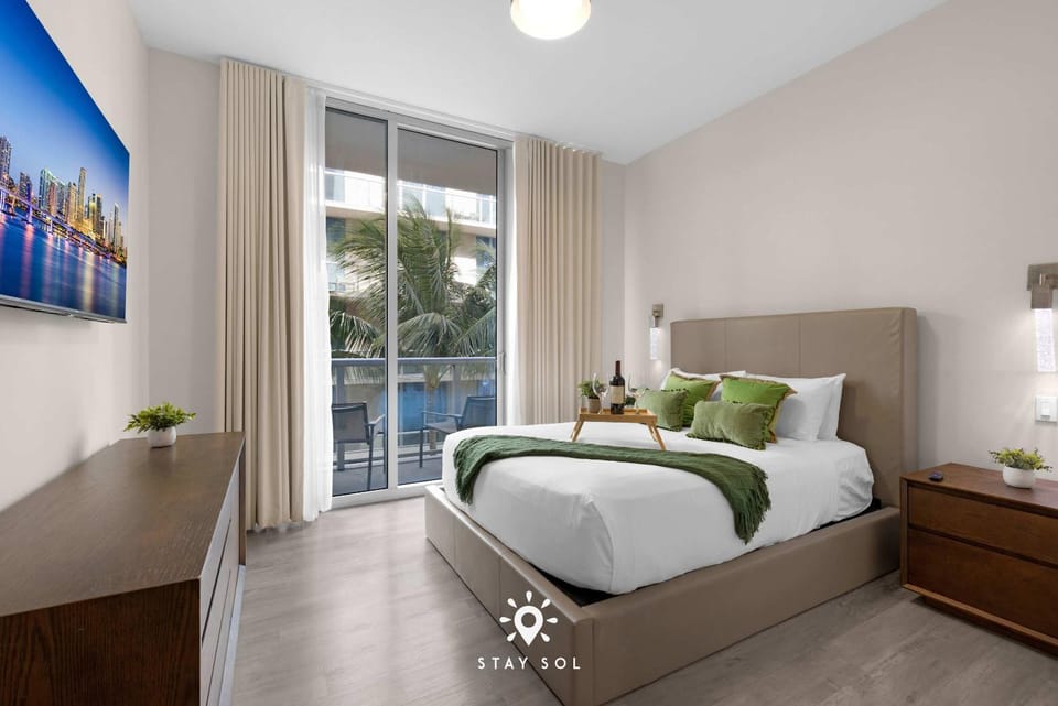 Amazing Pool - Hot Tub - Hollywood Beach Haven Apartment in Hollywood Beach