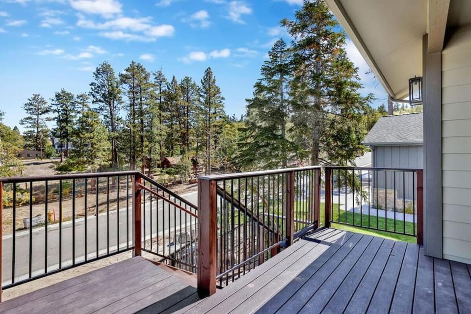 The Pines Retreat- Impeccable Modern Village Chalet House in Big Bear