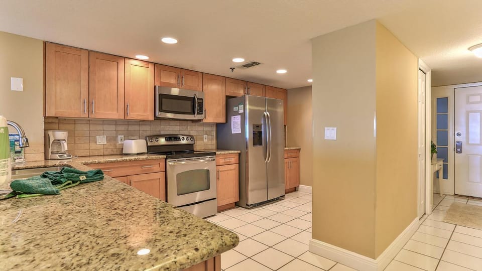 Destin Towers 142 - 2 Bedroom Beach Front Condo in the Heart of Destin with Amazing Views! Apartment in Destin