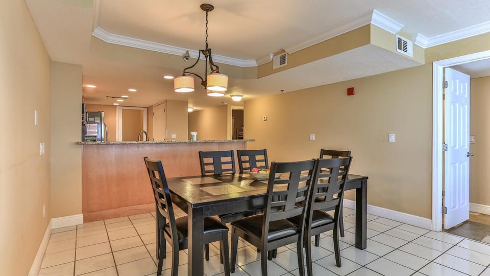 Destin Towers 142 - 2 Bedroom Beach Front Condo in the Heart of Destin with Amazing Views! Apartment in Destin