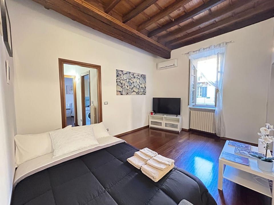 Bed, Living room, Seating area, Bedroom, towels