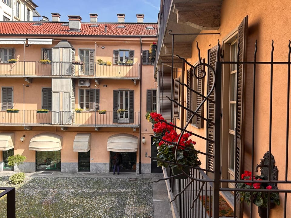 Property building, Day, Balcony/Terrace