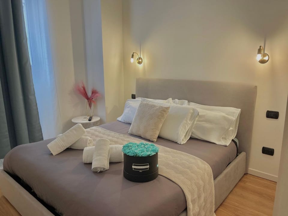 Bed, Photo of the whole room, Bedroom, towels