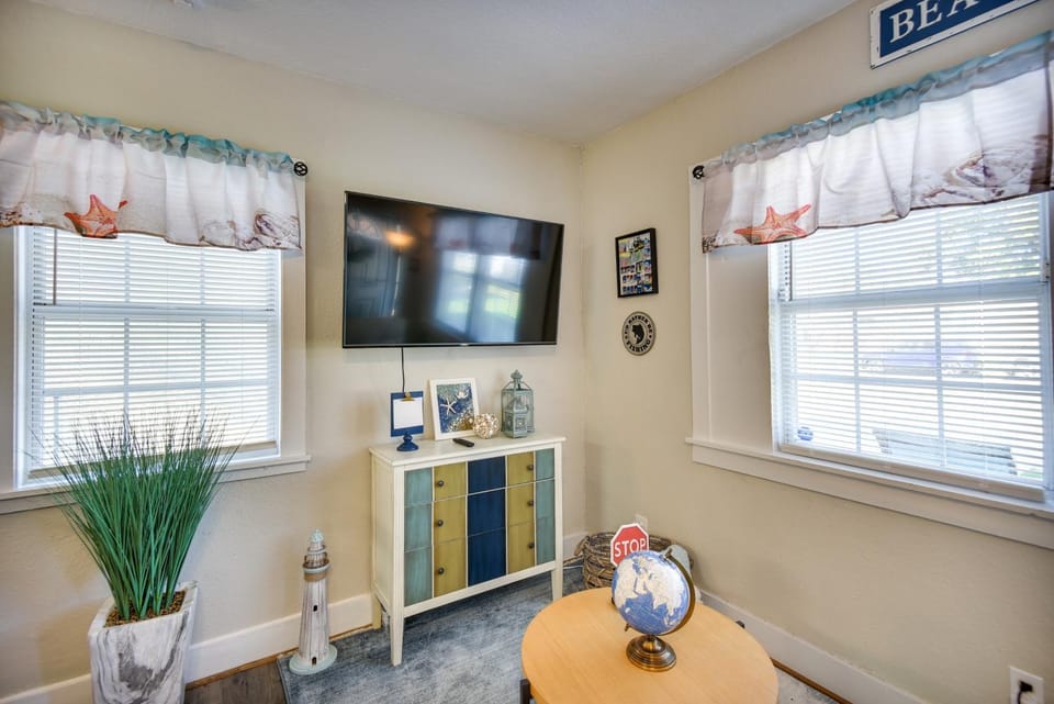 Hampton Home w/ Grill < 1 Mi to Beach! House in Hampton