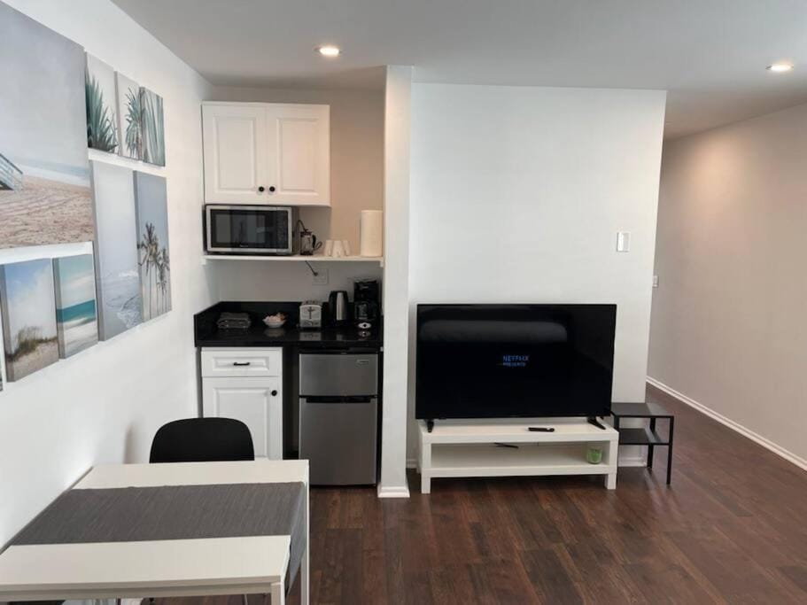 Kitchen or kitchenette, Dining area, toaster