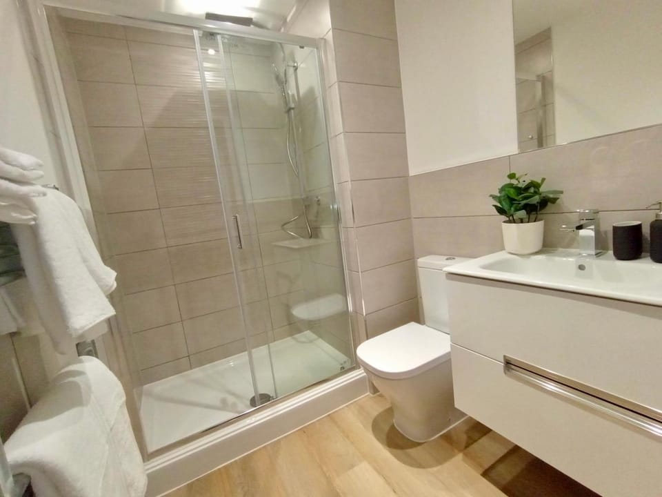 Luxury 2 Bed 2 Bath Flat Near Old Trafford Apartment in Stretford