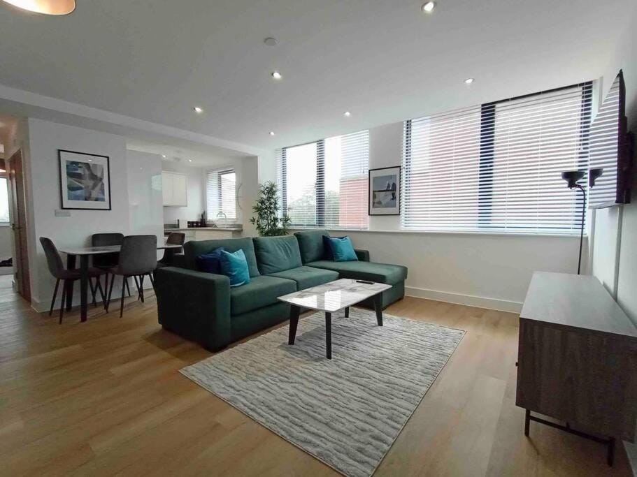 Luxury 2 Bed 2 Bath Flat Near Old Trafford Apartment in Stretford