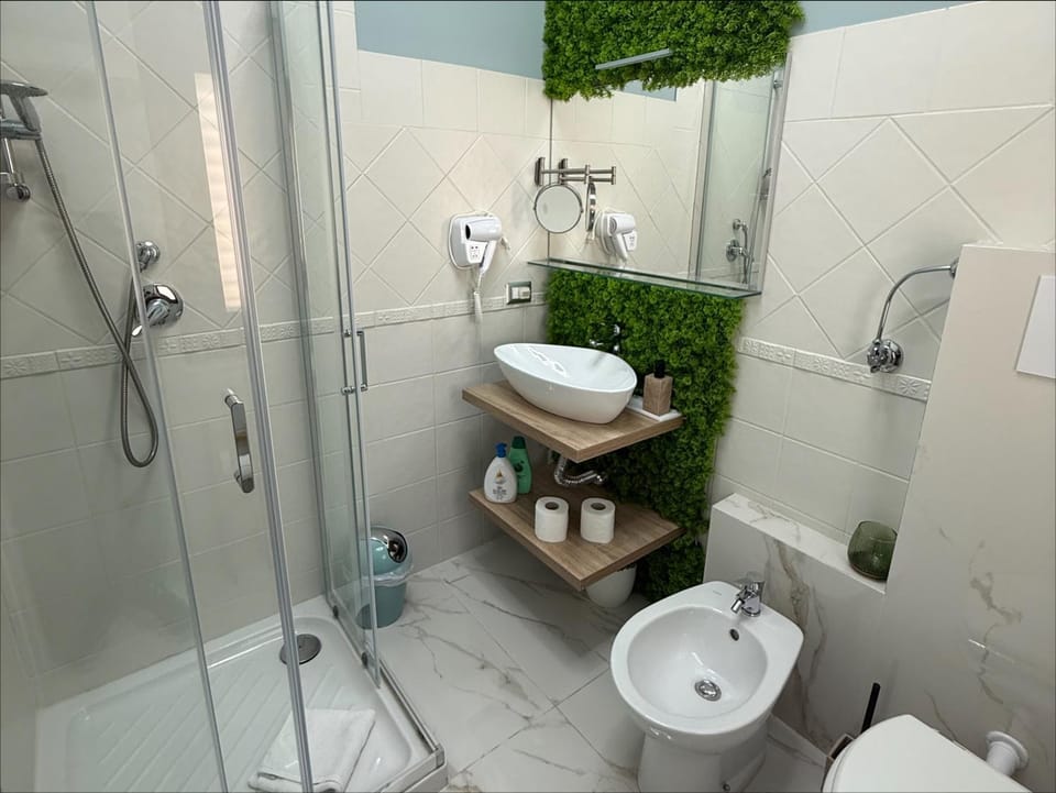 Shower, Toilet, Bathroom, bidet, towels