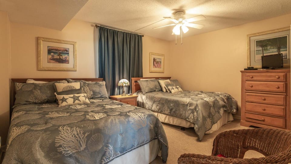 Dolphin Point 404B - 2BR on Holiday with Views of Harbor House in Destin