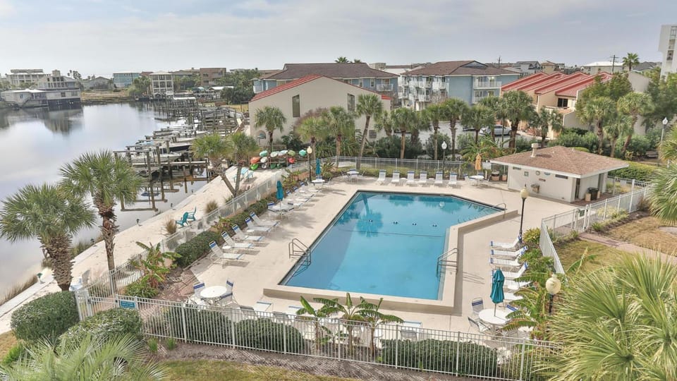Dolphin Point 404B - 2BR on Holiday with Views of Harbor House in Destin