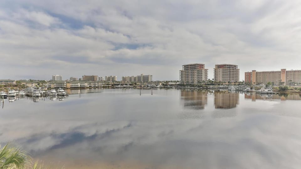 Dolphin Point 404B - 2BR on Holiday with Views of Harbor House in Destin