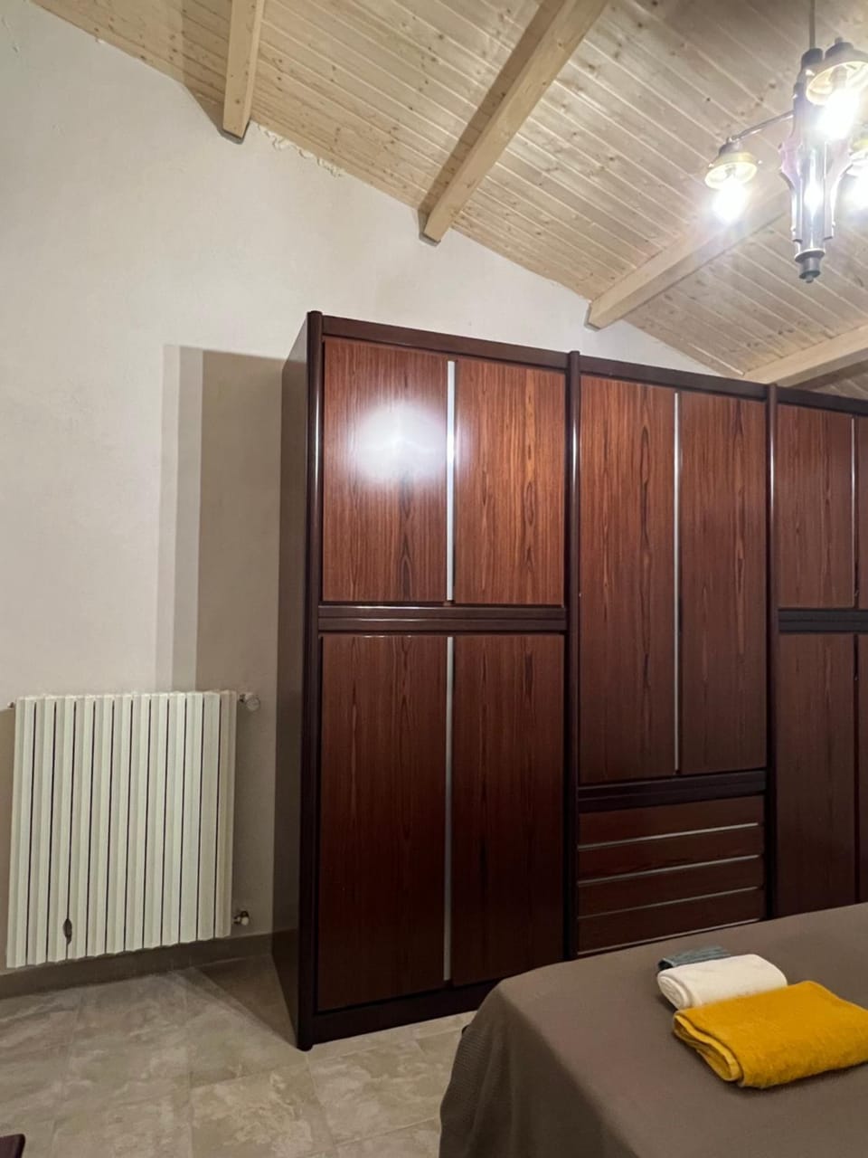 Bed, Photo of the whole room, Bedroom, internet, towels, wardrobe