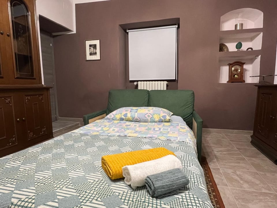 Bed, Photo of the whole room, Bedroom, towels