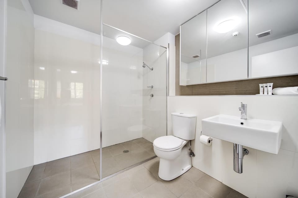 Spacious 2-Bed Conveniently by Lake Tuggeranong Apartment in Canberra