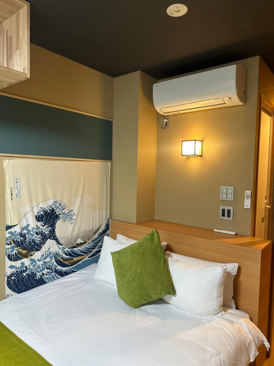 Bed, Photo of the whole room, Bedroom, air conditioner